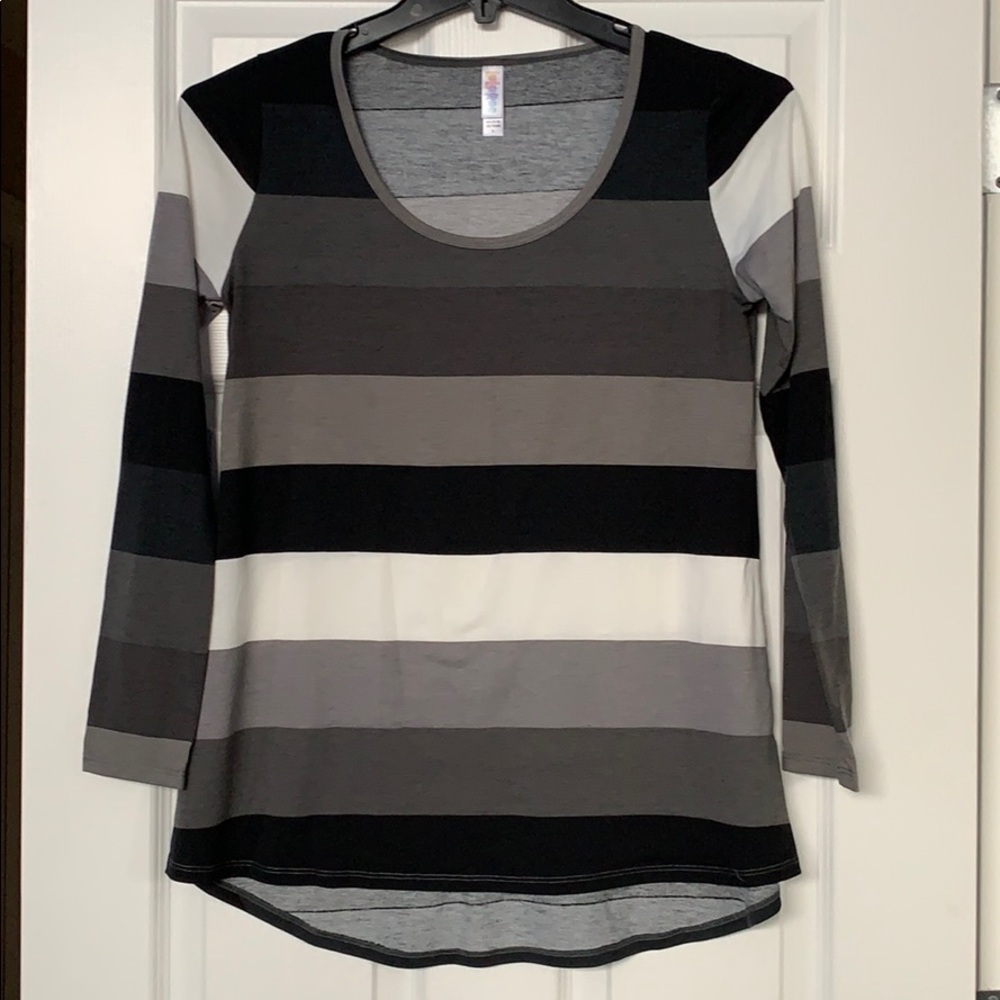 Like new- LuLaRoe Lynnae top. Size small